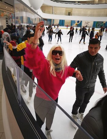 Festejó su cumple, conoció el espectacular The Vessel, vio musicales en Broadway... ¡se cruzó a Hillary y Bill Clinton! Si algo le faltaba a estas vacaciones de Susana Giménez en Nueva York era patinar sobre hielo. Dicho... ¡y hecho, claro! (Foto: Instagram)