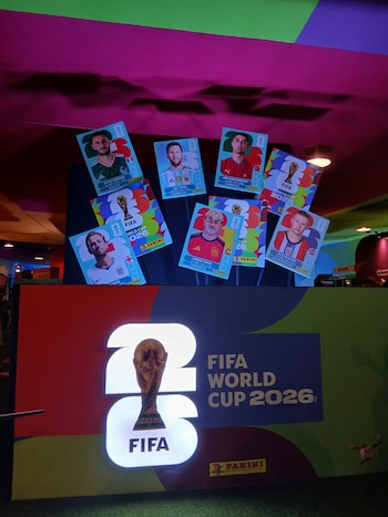 Exhibición con cromos gigantes de futbolistas como Lionel Messi y Cristiano Ronaldo, junto al logo de la Copa Mundial FIFA 2026 con el trofeo