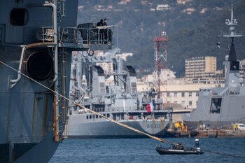 El portaaviones atracó en el