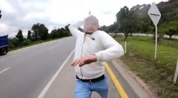 Dijo que él y su familia están siendo amenazados