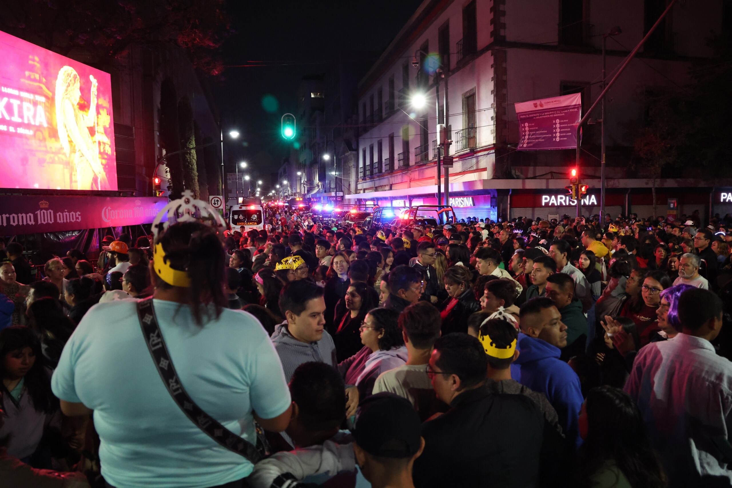 Una multitud récord de 400 mil personas llenó el Zócalo de la Ciudad de México para el histórico concierto de Shakira, con pantallas mostrando a la artista en un ambiente vibrante. (Jefatura Gobierno CDMX)