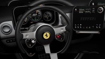 El diseñador del iPhone crea el interior del Ferrari Luce: Jony Ive rechaza las pantallas táctiles grandes en los autos