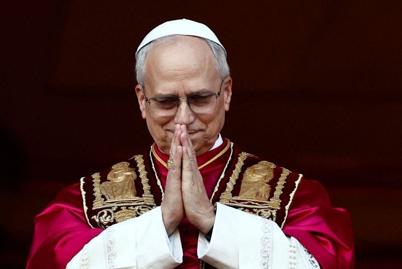 El recién elegido papa León XIV, el cardenal estadounidense Robert Prevost, aparece en el balcón de la Basílica de San Pedro, en el Vaticano, el 8 de mayo de 2025. REUTERS/Yara Nardi