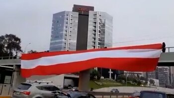 Bandera roja y blanca colgada