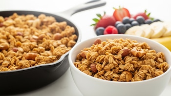 Granola casera al sartén: receta rápida, crocante y alta en fibra para el desayuno