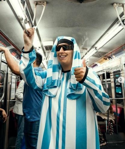 El influencer vuelve a apostar al humor y la emoción para animar a la hinchada argentina antes del Mundial en Estados Unidos, México y Canadá