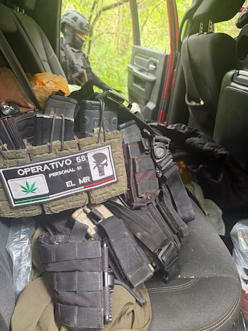 Chaleco táctico asegurado por las fuerzas federales. Crédito: Gabinete de Seguridad