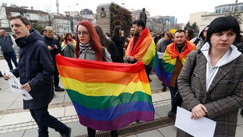 Decenas de activistas protestando en