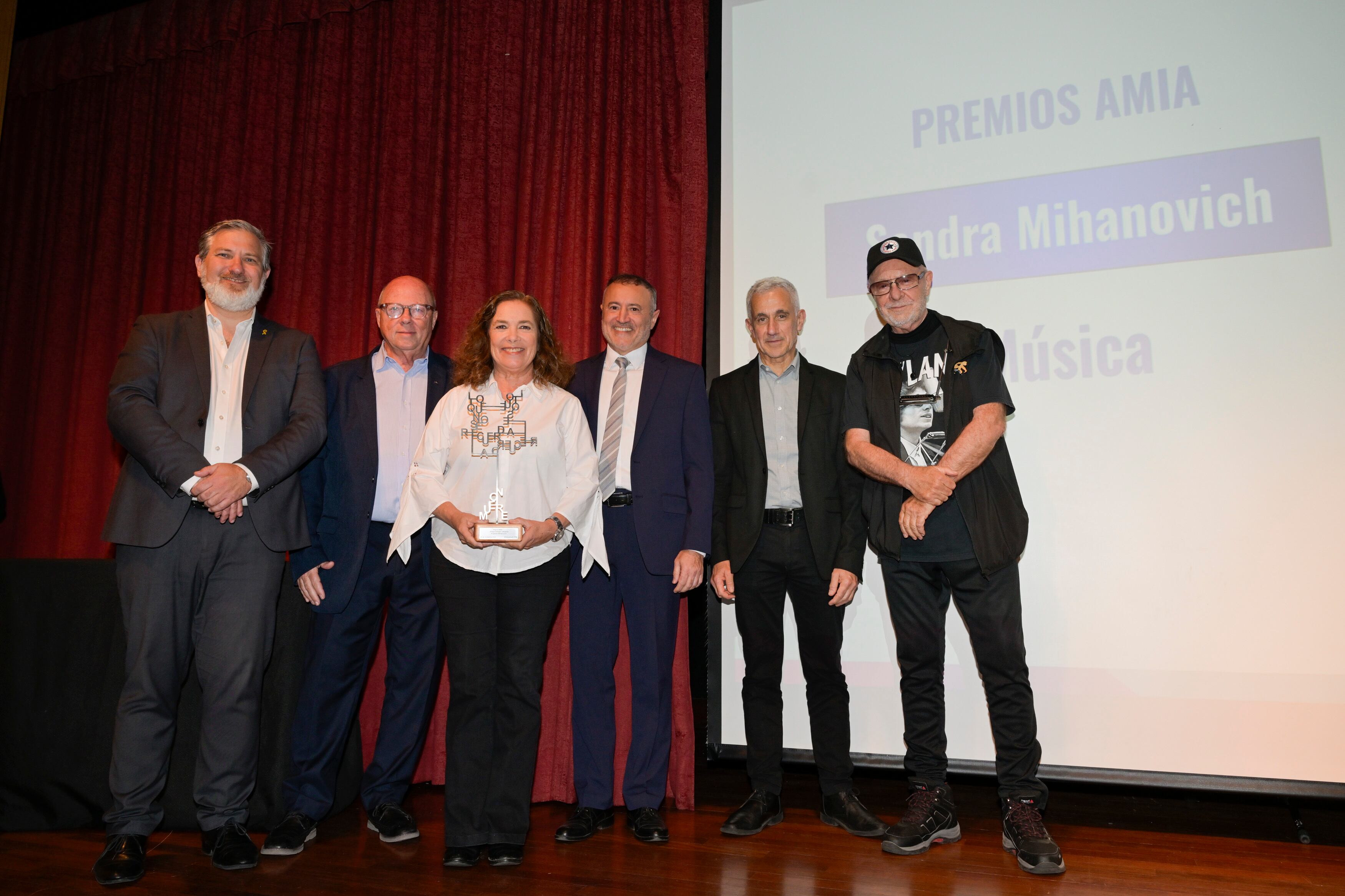 León Gieco y Sandra Mihanovich posan con las autoridades de la AMIA: Gabriel Gorenstein, Mario Sobol, Osvaldo Armoza y Daniel Pomerantz (Prensa)