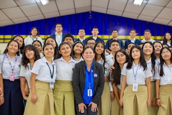 La ingeniera aeroespacial Patricia Ortiz, quien trabaja en el NASA Armstrong Flight Research Center, realizó una gira por centros educativos donde compartió su experiencia con estudiantes (Cortesía @EducacionSV).