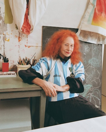 Delia Cancela incorpora la camiseta en ambientes domésticos y creativos, fusionando arte y moda