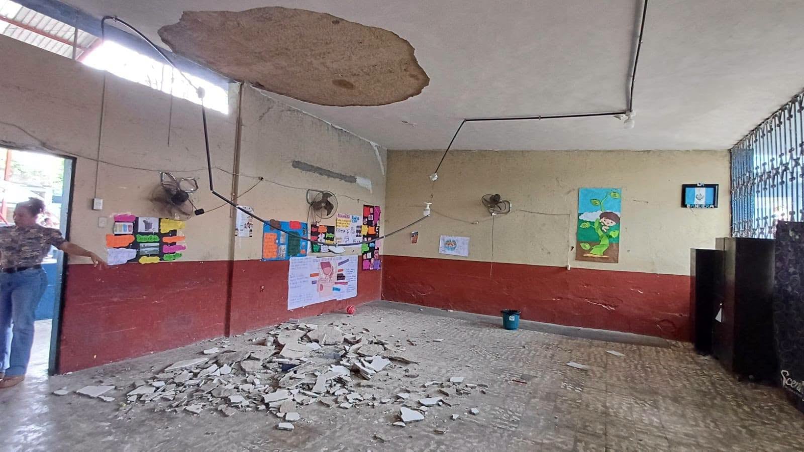 Seis estudiantes de sexto grado sufrieron lesiones tras el desprendimiento del repello del techo en una escuela de Chiquimula. (STEG Chiquimula)