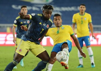Duván Zapata durante el partido