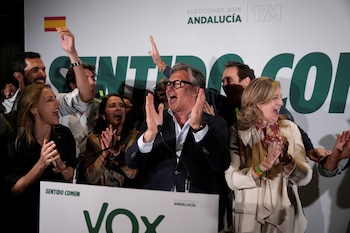 El candidato de Vox a la Presidencia de la Junta, Manuel Gavira, celebra los resultados electorales. A 17 de mayo de 2026 en Sevilla (Andalucía, España). Vox repite como tercera fuerza y obtiene 15 escaños con un apoyo del 13,92% frente a los 14 parlamentarios que sumaron hace cerca de cuatro años. Entonces obtuvieron el 13,47% de los votos.