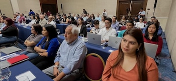 150 representantes de empresas en El Salvador participaron en el foro para impulsar la transformación digital y la inteligencia artificial en el sector exportador./ (Radio YSKL)