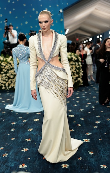 La modelo Alex Consani. "Pelo y make up increíbles. Me encanta el recorrido de la moldería y las aperturas en la cintura", dijo Giacobbe