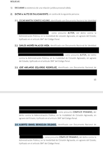 Un documento impreso con partes del texto censuradas en negro expone la resolución de un auto de enjuiciamiento con nombres procesados