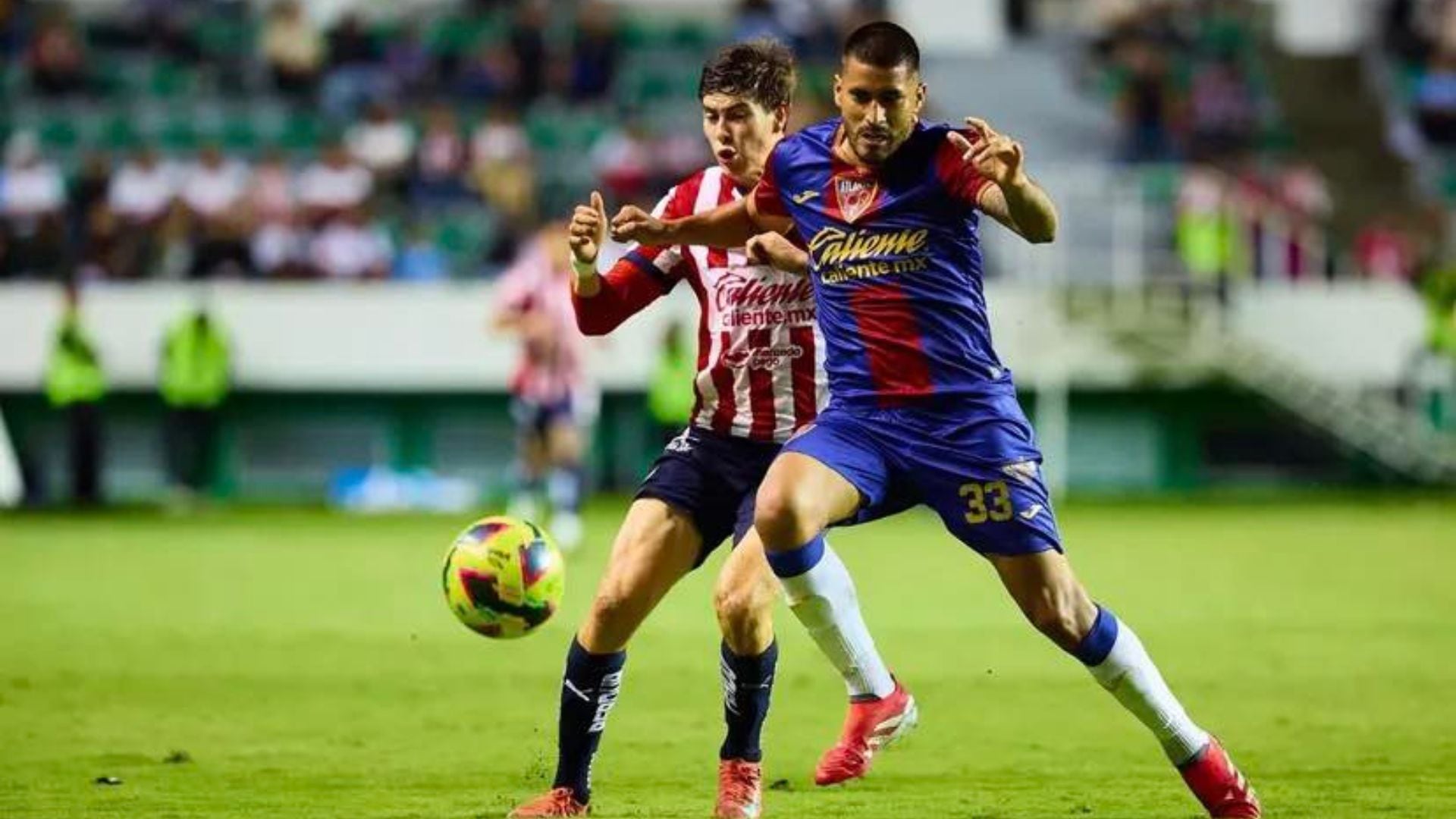 Junior Huerto defendiendo un balón en la Copa Morelos. - Crédito: Atlante