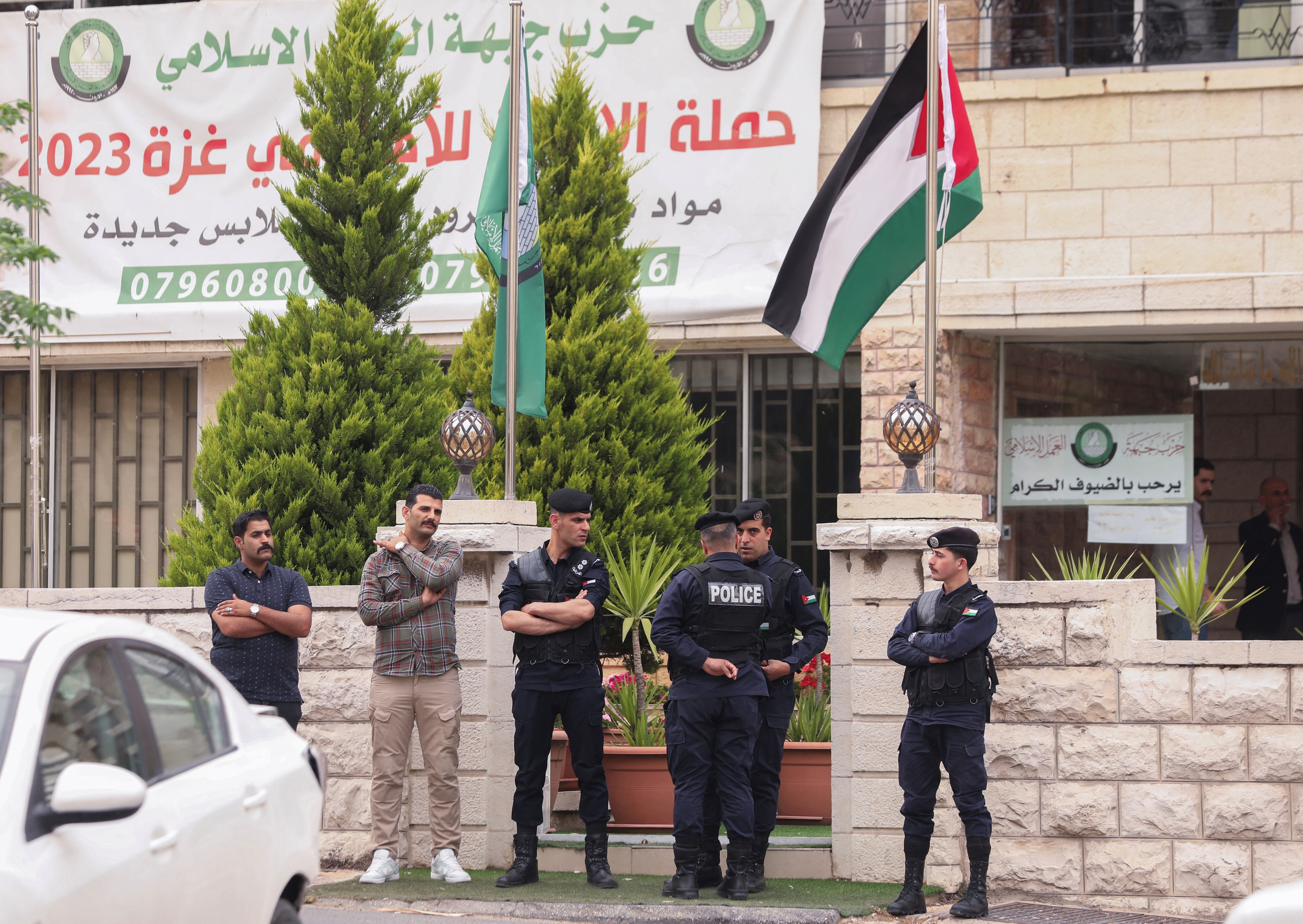 La policía jordana se encuentra frente a la oficina del Frente de Acción Islámica en Ammán, Jordania, el 23 de abril de 2025 (REUTERS/Alaa al Sukhni)