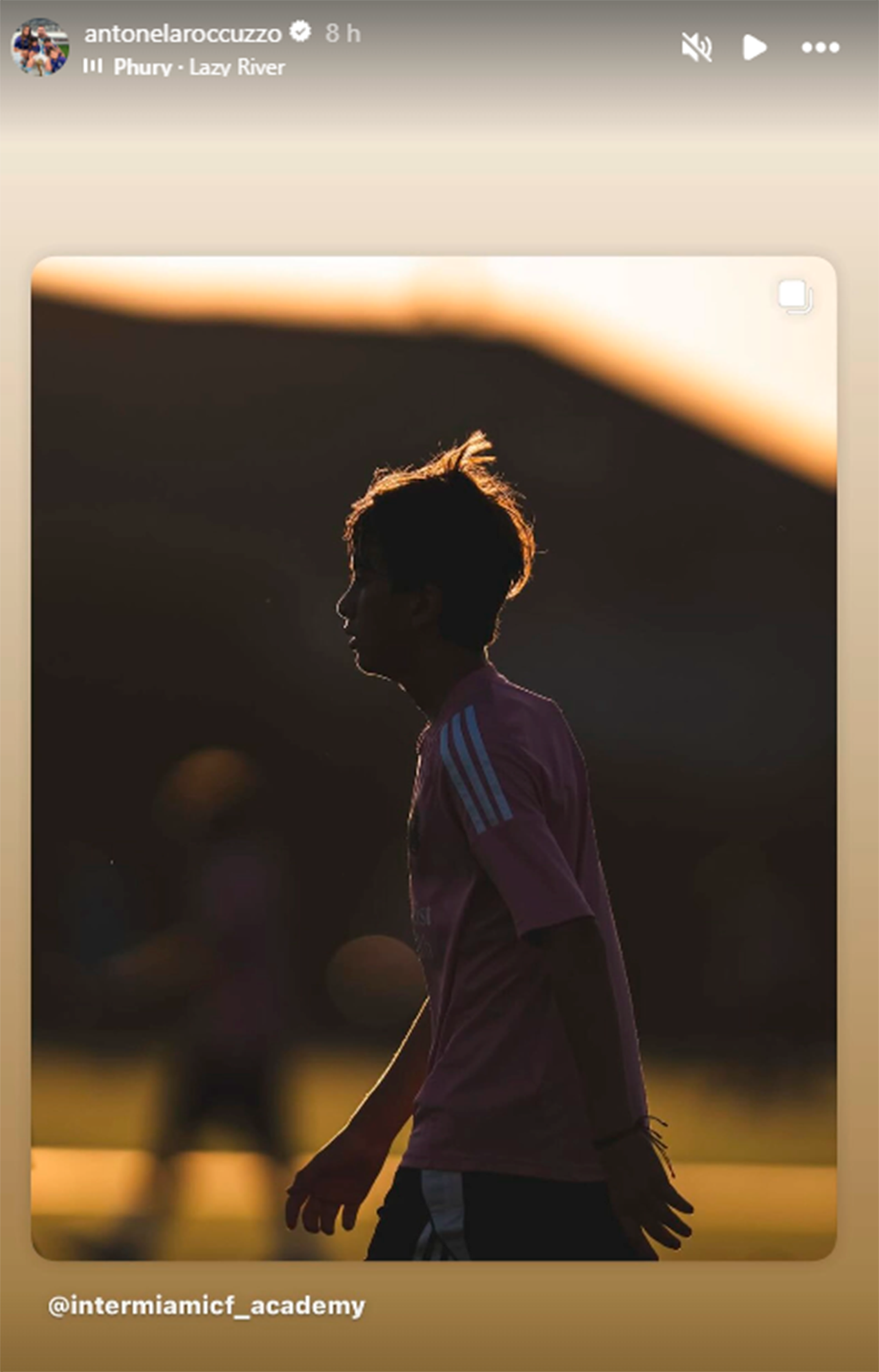 La silueta de Thiago Messi y un profundo parecido a su papá