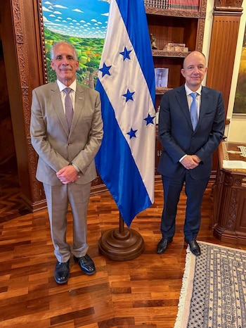 Puerto Cortés concentra parte de las importaciones y exportaciones de Honduras y mueve carga regional por su ubicación en el Caribe y sus conexiones internacionales.