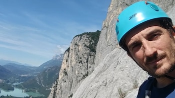 Javier Flores, el periodista que convirtió su despido en un viaje en furgoneta por Europa con 700 euros al mes: “Me da mucha libertad, pero no romantizo vivir así”