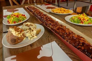El menú especial del Costilla Fest incluye racks de costilla, bebida y postre por $60.000, pensado para compartir entre amigos y familias - crédito Costilla Fest