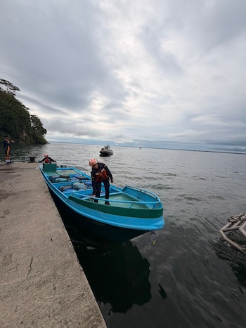 La motonave transportaba 45 costales negros y era tripulada por dos colombianos y un ecuatoriano, todos capturados en la acción - crédito Armada