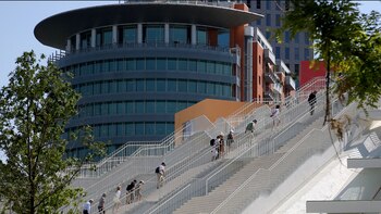 Turistas suben las escaleras hasta