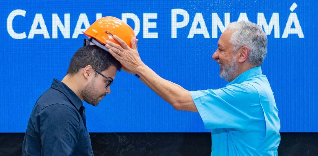 La entrega simbólica de cascos marcó el inicio del proceso de formación de los aprendices en oficios clave para la operación del Canal de Panamá. Tomada de la ACP