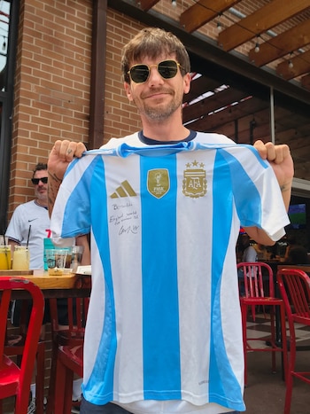 El inesperado gesto de Louis Tomlinson en la previa a la victoria de Argentina sobre Inglaterra