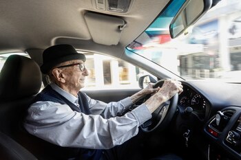 Orthmann conduciendo su coche. (Diego