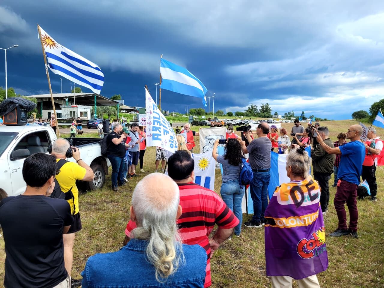 Manifestantes en Colón contra el proyecto de HIF Global en Paysandú (Municipalidad de Colón)