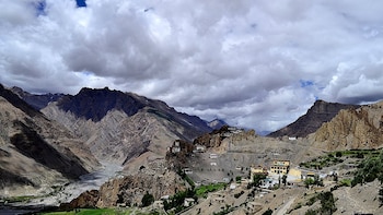 La aldea a casi 4.000 metros de altura que tiene un monasterio de más de mil años de antigüedad al borde de un acantilado