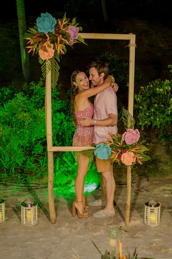 Pampita Ardohain y Roberto García