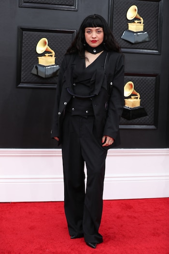Mon Laferte pasó con un look masculino que es algo que se viene imponiendo. "Sacarle lo masculino y femenino, es algo que están pidiendo tanto hombres como mujeres para otros ámbitos, no solamente para una gala”, dijo Fernández (REUTERS/Maria Alejandra Cardona)