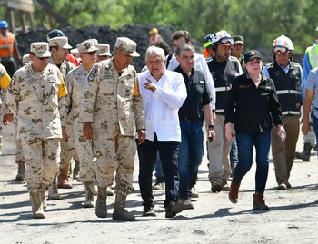 El presidente mexicano se reunió con familiares de las víctimas (Mexico Presidency/Handout via REUTERS)