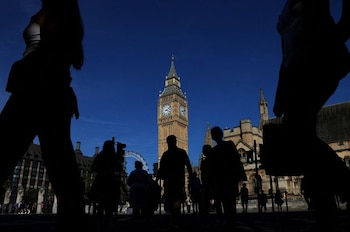 Foto de archivo. Personas caminan