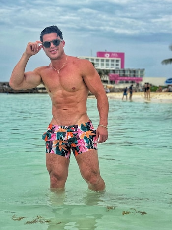 (Instagram: @cesarurenaoficial)