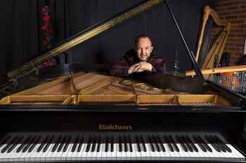 En la imagen, el cantante