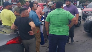 Los manifestantes denunciaron que decenas de vehículos han sido decomisados durante recientes operativos ejecutados por el Instituto Hondureño del Transporte Terrestre (IHTT). (FOTO: X)