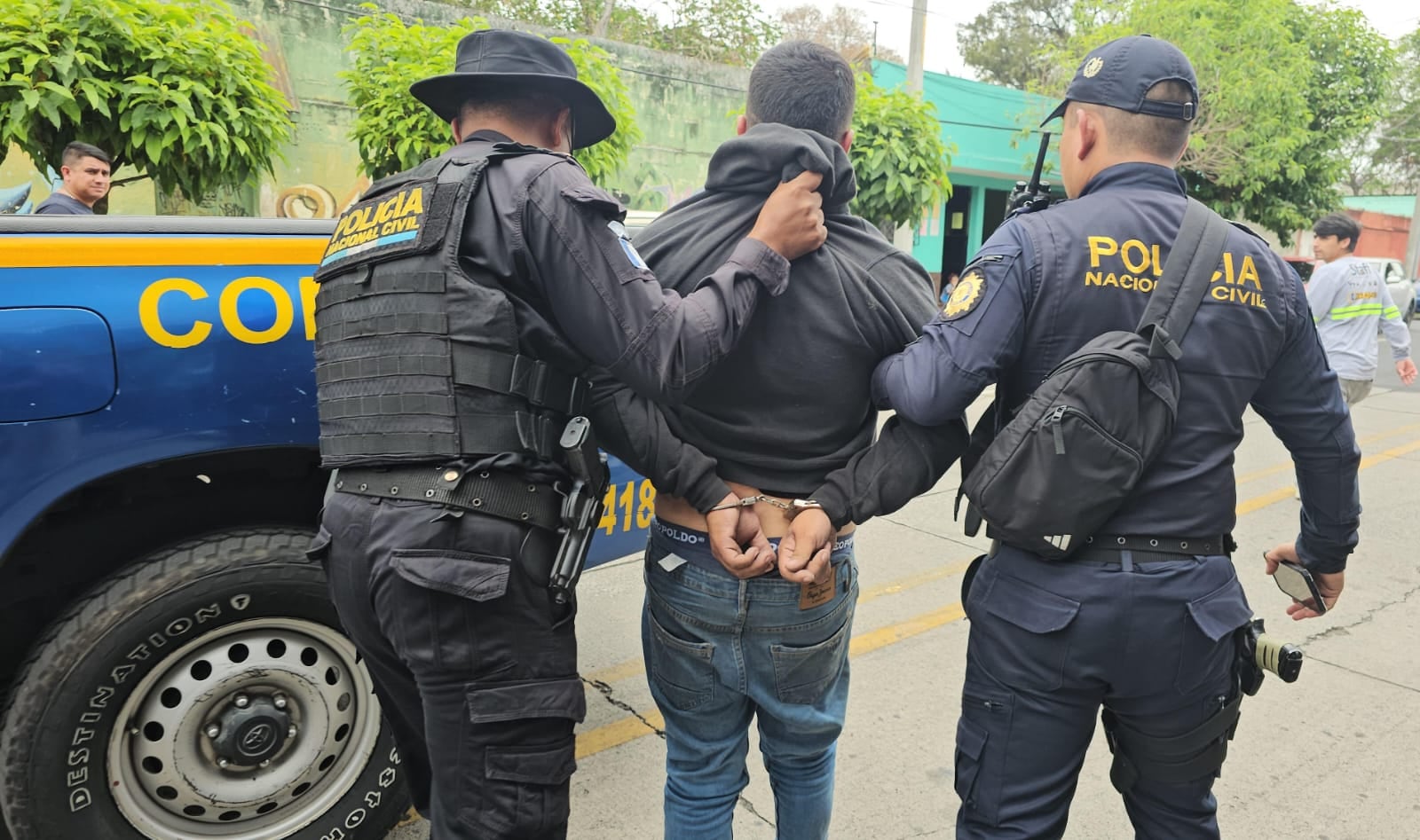 La intervención, sucedida este miércoles 20 de mayo, involucró a agentes de la Policía Nacional Civil (PNC) y dos supuestos motoladrones tras una intensa persecución en medio del tráfico.