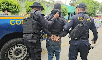 La intervención, sucedida este miércoles 20 de mayo, involucró a agentes de la Policía Nacional Civil (PNC) y dos supuestos motoladrones tras una intensa persecución en medio del tráfico.
