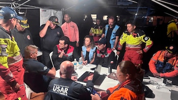 O Chile enviou uma delegação de 47 bombeiros e equipes de resgate que trabalham arduamente para encontrar sobreviventes.