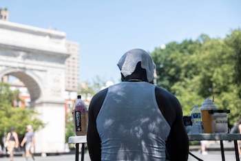 Un hombre se cubre la