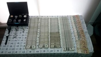 Dólares, relojes de oro y