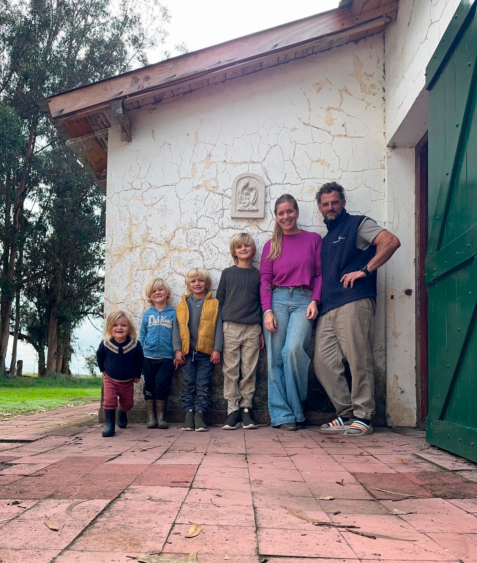 La pareja tiene 4 hijos: Eugenio (9), Romeo (7), Jaime (5) y Sara (2)