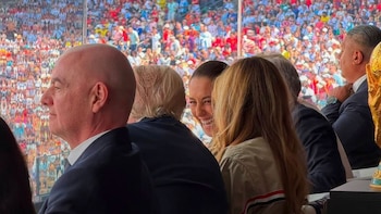La imagen tomada en el palco del estadio de Nueva York/Nueva Jersey, durante la final entre España y Argentina, divide a simpatizantes y críticos, con lecturas opuestas sobre la relación bilateral y el mensaje político