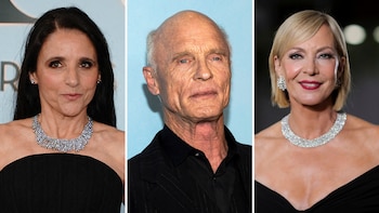 Retratos frontales de Julia Louis-Dreyfus a la izquierda, Ed Harris en el centro y Allison Janney a la derecha