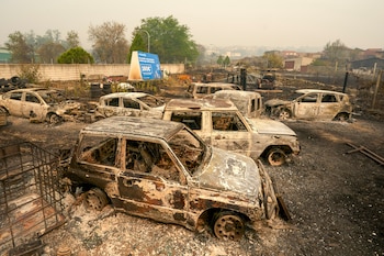 Varios coches calcinados en la localidad de Casavieja (Ávila), este lunes. (EFE/Raúl Sanchidrián)
